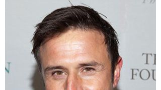 デヴィッド・アークエット、顔の骨にできた腫瘍を摘出