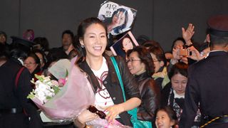 チェ・ジウが来日!ミニスカートに薄着で寒空の下に集まったファンに丁寧に握手!