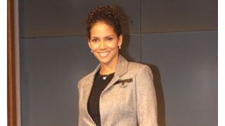 ハル・ベリー、オリジナルのフレグランスを発売