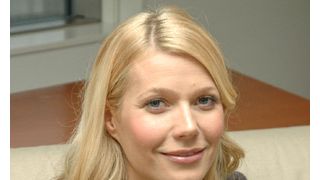 グウィネス・パルトロー、ノーメークで友人と食事