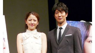 長澤まさみ、ノースリーブの白ワンピから美脚チラリで春真っ盛り！