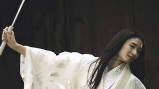 小雪の妖艶な戦闘スタイル解禁!日本刀でセーラー服のチョン・ジヒョンと対決!