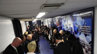 ブリトニーのコンサートスタッフ2名、警官をなぐろうとして逮捕