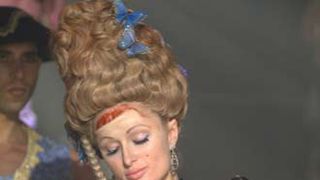 パリス・ヒルトンに婚約の報道！祝福のメールにびっくり？