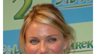 キャメロン・ディアス、一人でイギリスに到着？でも幸せオーラ！