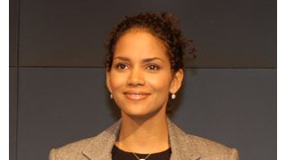 ハル・ベリー、セルフ式ガソリンスタンドで間一髪！