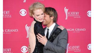 ニコール・キッドマン、身長差で夫のキスが首元に…