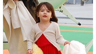 トム・クルーズの愛娘スーリちゃん 学校へ通うのは早過ぎる?