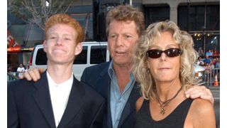 「闘病中の母親ファラ・フォーセットのためにがんばる」　レッドモンド・オニール、薬物リハビリ施設へ