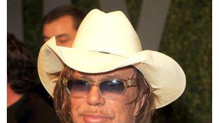 ミッキー・ローク、死んだ愛犬をジョークにした人気ホストに宣戦布告