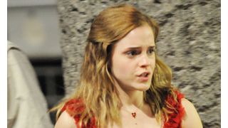 ハリポタ最終章！ハーマイオニーが美胸元のセクシードレスと赤いハイヒール！