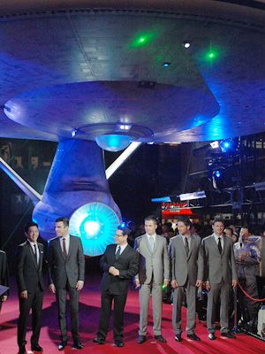 アメリカで爆発的ヒット！新「スター・トレック」新宿に巨大宇宙船現れ、盛大なプレミア開催！
