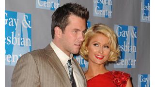 パリス・ヒルトンの恋人、パリスの胸をさわろうとした男性を突き飛ばす