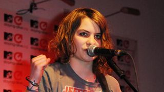 スティングの娘、転倒して頭がい骨を骨折