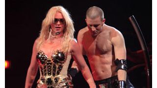 ブリトニー恐怖で凍りつく!コンサート中ファンがステージに