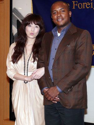 高岡早紀 イケメン米国人監督と腕組みツーショットで意気揚揚 シネマトゥデイ