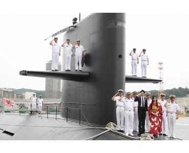 玉木宏と艶やか着物の北川景子がなんと米軍基地内、本物の潜水艦の上で敬礼！