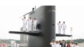 玉木宏と艶やか着物の北川景子がなんと米軍基地内、本物の潜水艦の上で敬礼!