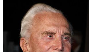 カーク・ダグラス、高校を修了した生徒全員に500ドルのお祝い金