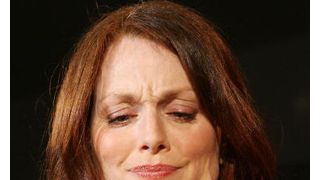 ジュリアン・ムーア、急死した母を思い出して番組収録中に涙