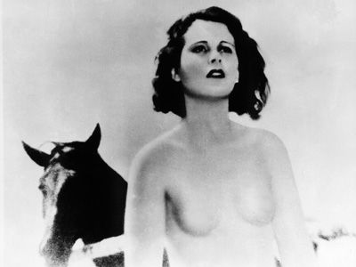 映画史上初めて全裸になった最も美しい女優をレイチェル・ワイズが演じる
