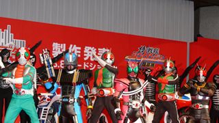 歴代ライダー全員集合！さらにショッカーも登場してキメポーズ!!