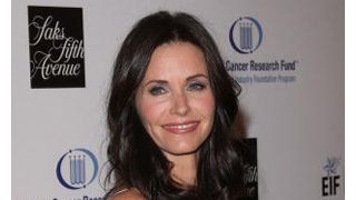 コートニー・コックス44歳…コメディー番組でティーンに下着丸みせ!