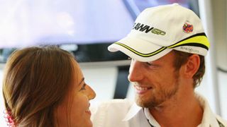 道端ジェシカ、ジェンソン・バトンとプールでイチャイチャあつ~いキス!