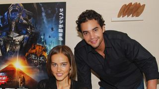 『トランスフォーマー』の新人女優がセクシー対決でミーガン・フォックスに勝利!?