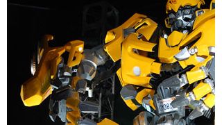 『トランスフォーマー/リベンジ』約7メートルものバンブルビーが六本木でレーザービーム発射!