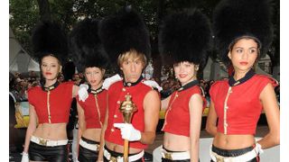 サシャ・バロン・コーエン、『ブルーノ』プレミアで大ハッスル