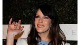 リヴ・タイラー、ロスの街角で女性と大げんか