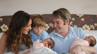 サラ・ジェシカ・パーカー、産まれたてほやほや…双子の赤ちゃん写真公開!