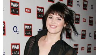 ジェマ・アータートン、007のスタントマンと秘密の婚約パーティー