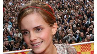 エマ・ワトソンの胸元全開ドレスに驚愕!セクシー過ぎて目のやり場に困るも…垣間見えた乙女心