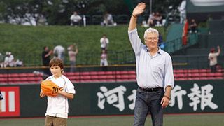リチャード・ギア、9歳の息子と一緒に始球式!楽天の連敗をストップ