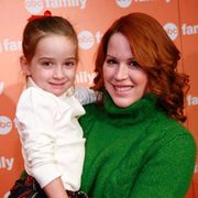 『プリティ・イン・ピンク』のモリー・リングウォルド、双子を出産