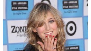 『アイズ ワイド シャット』のリーリー・ソビエスキー、婚約