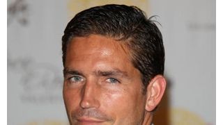 『パッション』のジェームズ・カヴィーゼル、バイク事故でケガ