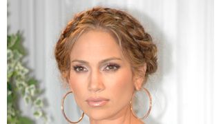 ジェニファー・ロペス、ロケ中の豪雨でびしょ濡れに!?