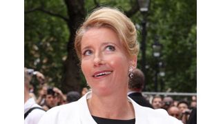 エマ・トンプソン、養子の息子が大学を卒業