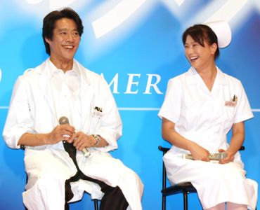 夏川結衣 ナース姿で大人の魅力全開 恥らいで プッ シネマトゥデイ