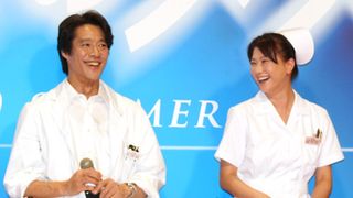 夏川結衣、ナース姿で大人の魅力全開!恥らいで…「プッ」?