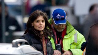 間一髪!ケイティ・ホームズ、撮影中の車から火