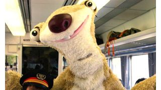 新宿に「アイス・エイジ3」号が出現！シドとスクラットが親子300人と小田急ロマンスカーで交流！