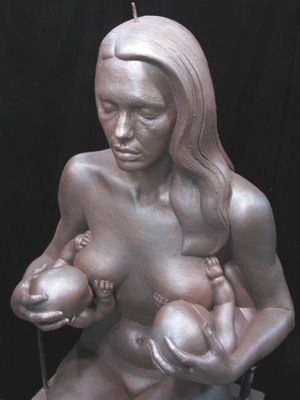 アンジーは全裸で両方の乳を双子に同時授乳する？実物大の像が公開！