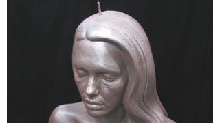 アンジーは全裸で両方の乳を双子に同時授乳する?実物大の像が公開!