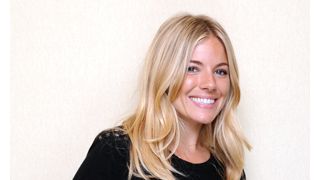 シエナ・ミラー、バルサザール・ゲティとの不倫を後悔