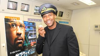 デンゼル・ワシントンが構内アナウンス!?「トウチャク シマース」と日本語でまさかのサプライズ!