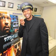 デンゼル・ワシントンが構内アナウンス!?「トウチャク シマース」と日本語でまさかのサプライズ!